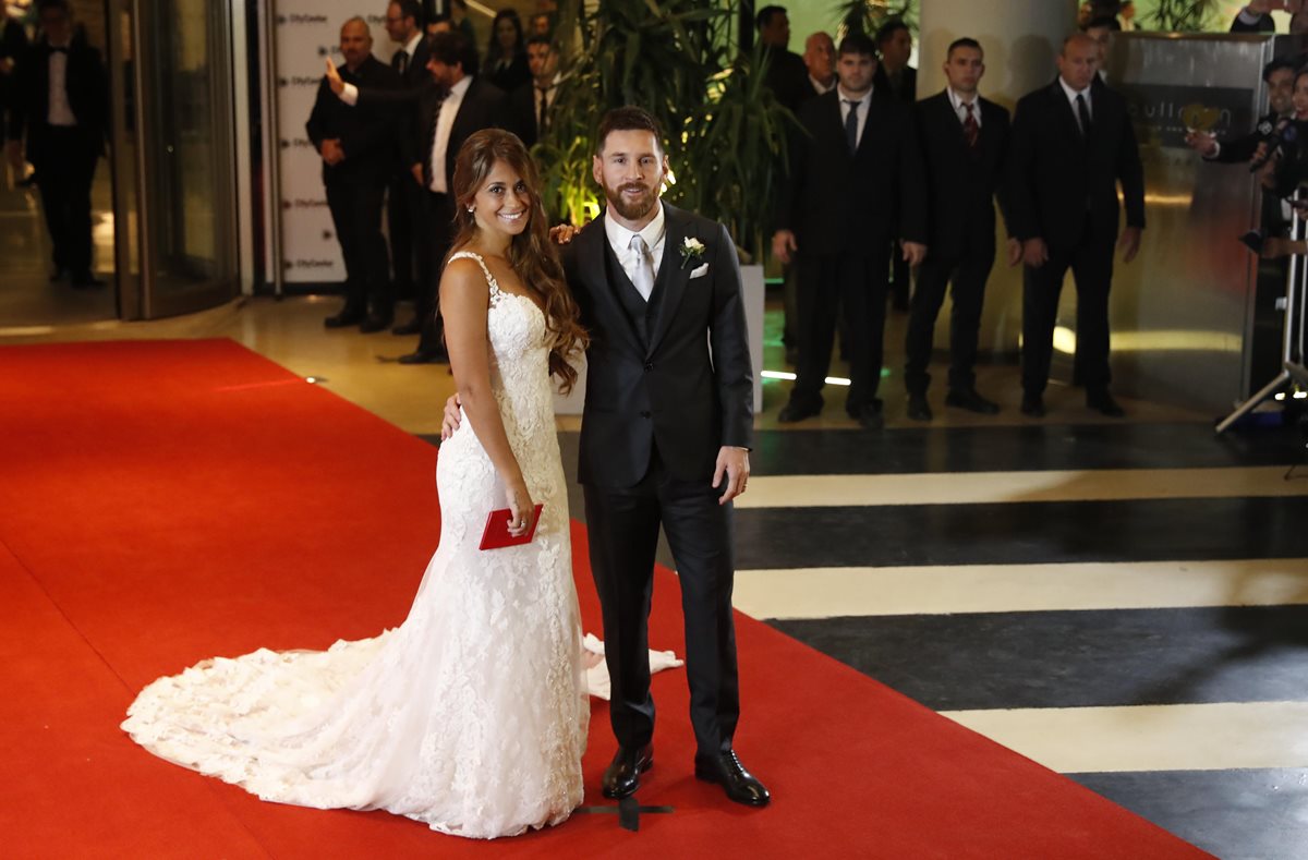 El jugador argentino Lionel Messi y su esposa Antonella Rocuzzo posan después de la ceremonia nupcial (Foto Prensa Libre: EFE/David Fernández