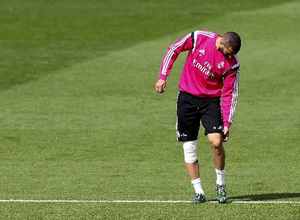 El viernes recién pasado, Karim Benzema, se retiró del entrenamiento por molestias físicas. (Foto Prensa Libre: EFE)
