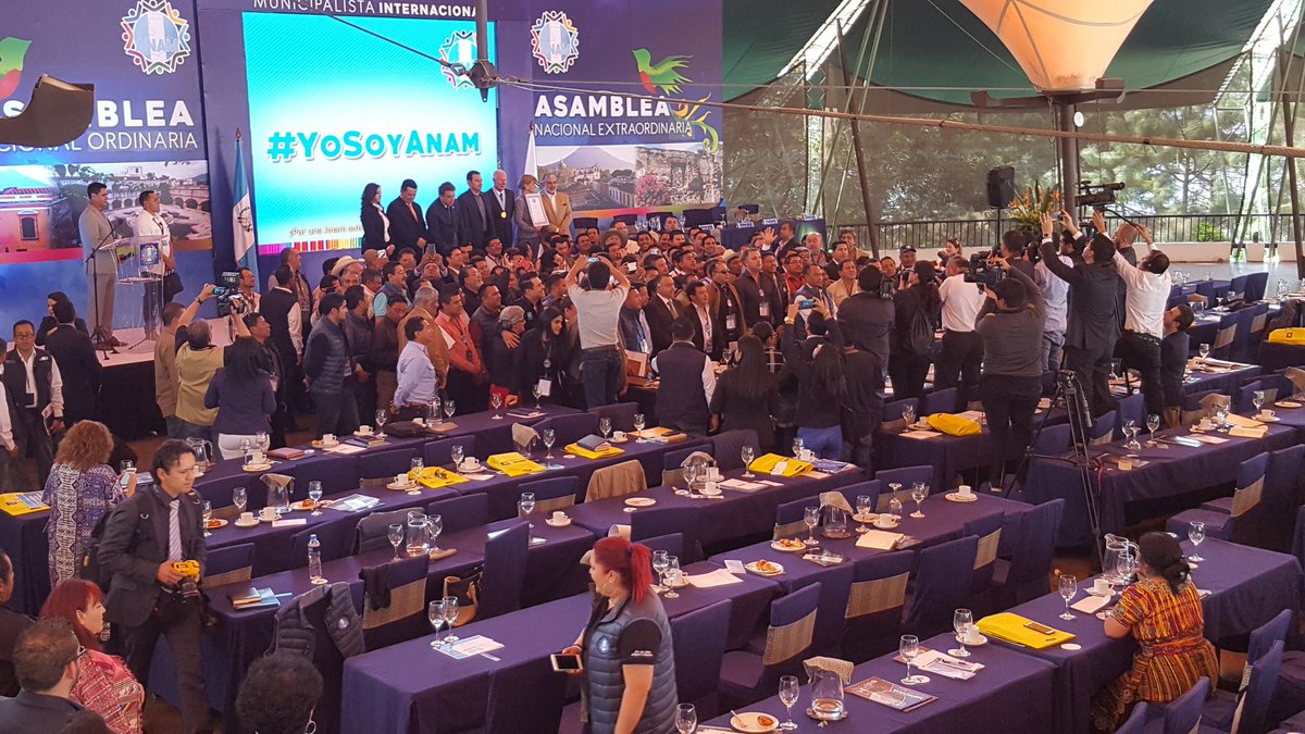 Alcaldes se juntan para salir en la foto con el presidente Jimmy Morales al cierre de la asamblea de ANAM. (Foto: Geovanni Contreras)