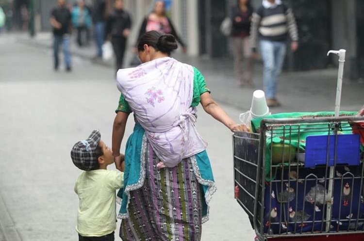 El amor de madre demostrado cada día en medio de los sacrificos. (Foto Prensa Libre: Érick Ávila)