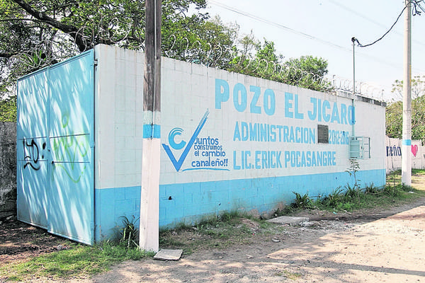 Érick Pocasangre,  alcalde de Villa Canales, promociona su nombre en una pared. Algunos  postes del municipio también  fueron pintados. (Foto Prensa Libre: Paulo Raquec)