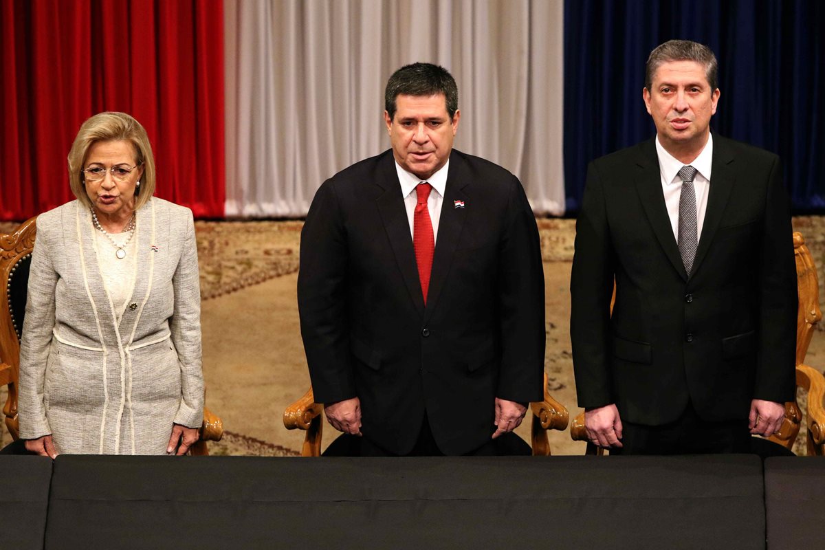 Presidente de Paraguay, Horacio Cartes, al centro, participó en una ceremonia acompañado de la vicepresidenta de Paraguay, Alicia Pucheta y el presidente del Tribunal Superior de Justicia Electoral (TSJE), Jaime Bestard. (Foto Prensa Libre: EFE)
