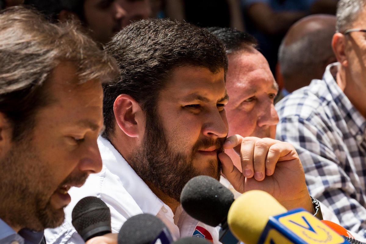 Alcaldes opositores dicen que no se rendirán por amenaza de Maduro. (Foto Prensa Libre: EFE)