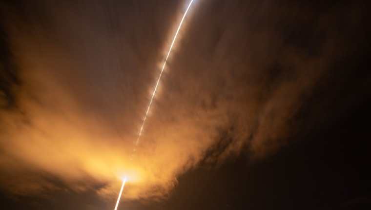 Fotografía de la NASA muestra el lanzamiento de la sonda solar Parker para tocar el Sol. (Foto Prensa Libre:AFP)