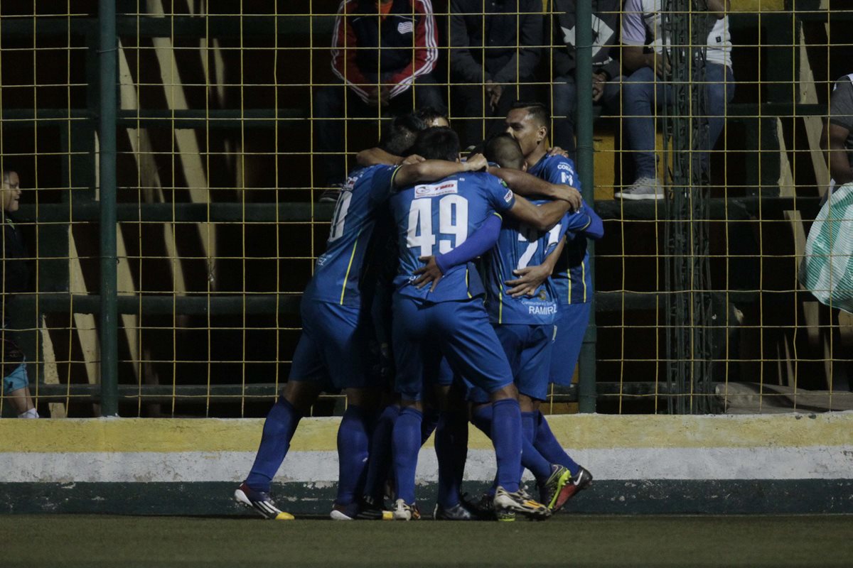 Así festejaron los jugadores de Cobán con Gerson Tinoco, tras la anotación. (Foto Prensa Libre: Norvin Mendoza)