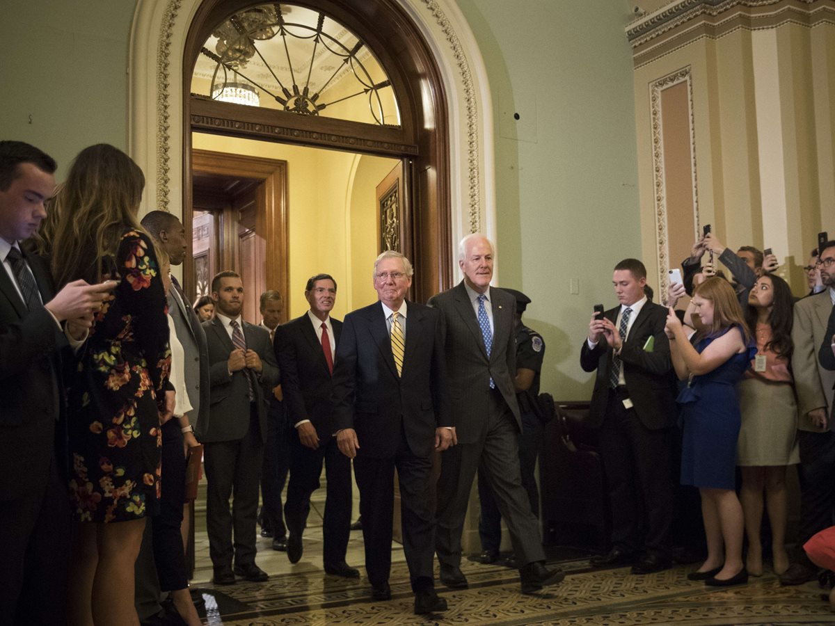 El senadores abandona la Cámara del Senado después de un procedimiento Voto para abrir el debate sobre el plan de salud del Partido Republicano. (Foto Prensa Libre: AFP).