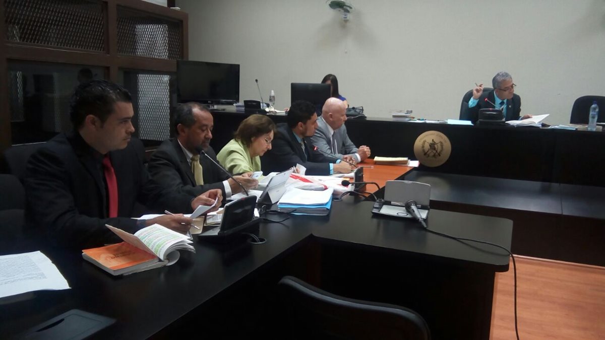 En el segundo día de la audiencia el MP presentó 29 pruebas materiales en el caso Siekavizza. (Foto Prensa Libre: Paulo Raquec)