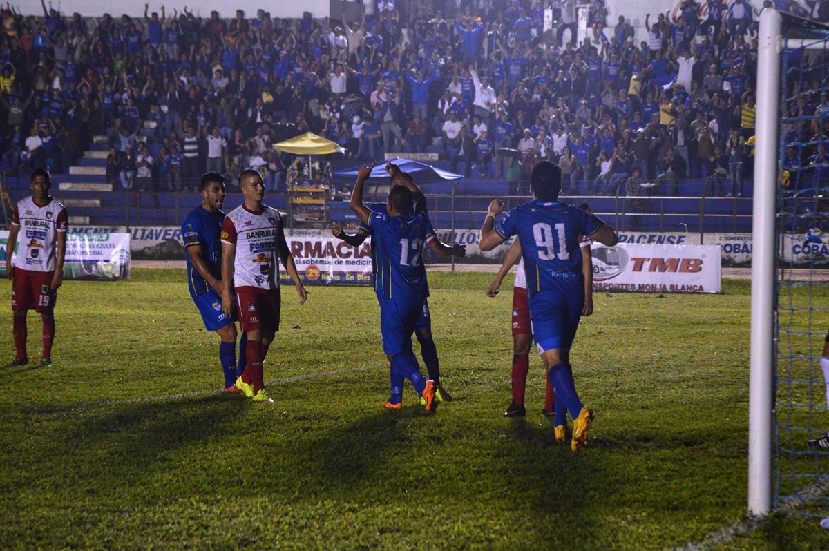 Milton Leal festeja con sus compañeros tras anotar el 1-0 de Cobán frente a Mictlán. (Foto Prensa Libre: Eduardo Sam Chun)