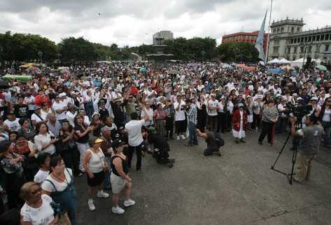 Unas 500 personas se concentraron en la Plaza de la Constitución para protestar contra la violencia.