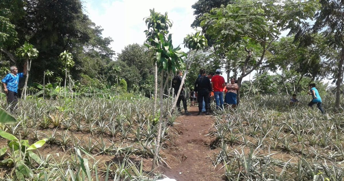 Niños que caminaban por el lugar observaron al recién nacido en un río. (Foto Prensa Libre: Cristian Icó)