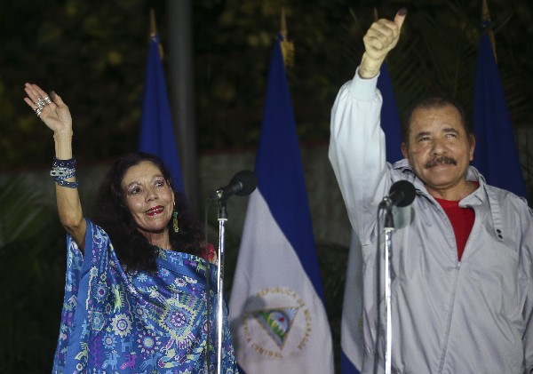 Daniel Ortega y Rosario Murillo saludan a partidarios después de emitir su voto. (Foto Prensa Libre:AP).