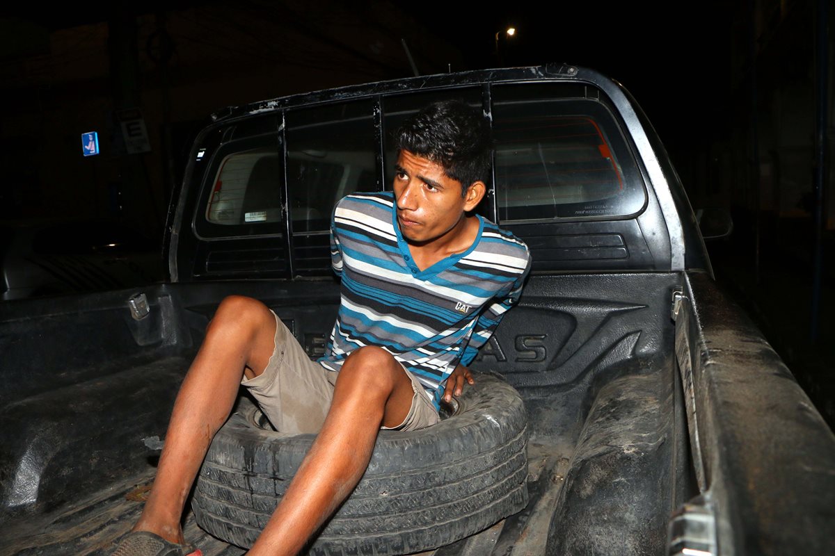 Érick Colón Reyes, de 19 años, es aprehendido por agentes de la PNC en San Andrés Villa Seca. (Foto Prensa Libre: Rolando Miranda)