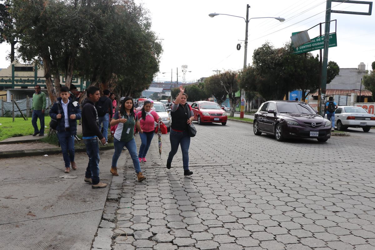 Estudiantes deben trasbordar taxis para llegar a establecimientos educativos de San Marcos. (Foto Prensa Libre: Whitmer Barrera)