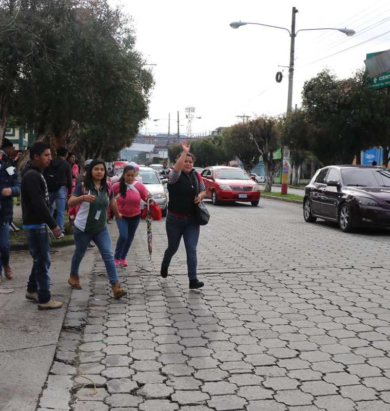 Estudiantes deben trasbordar taxis para llegar a establecimientos educativos de San Marcos. (Foto Prensa Libre: Whitmer Barrera)