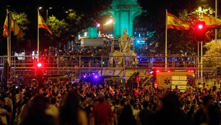 Cibeles se viste de fiesta con los aficionados del Real Madrid. (Foto Prensa Libre: AFP)