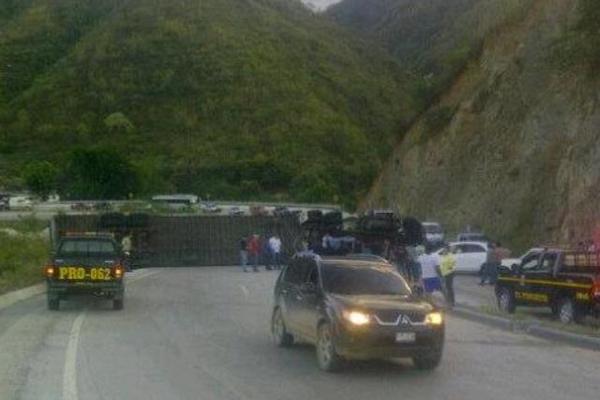 Un tráiler volcó esta tarde en la ruta al Atlántico en el kilómetro 45 en jurisdicción de Sanarate, El Progreso. (Foto Prensa Libre: José Ceballos)<br _mce_bogus="1"/>