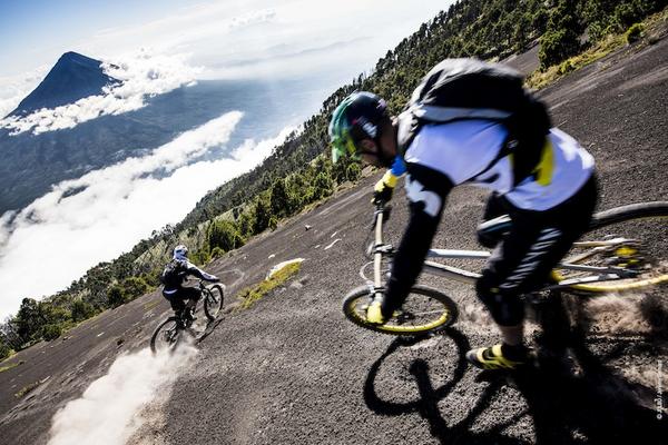 El ciclista de montaña Fabien Barel realizó una impresionante hazaña en tierras guatemaltecas. (Foto Prensa Libre: cortesía pinkbike.com)