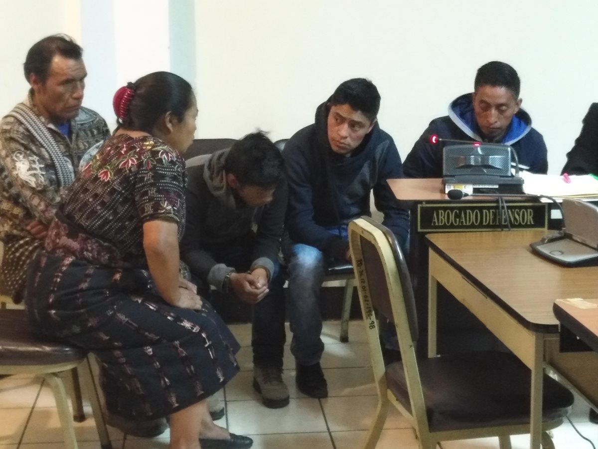 Guarcas Tzorin conversa con una traductora de español durante la audiencia en donde se conoció la sentencia. (Foto Prensa Libre: Ángel Julajuj)