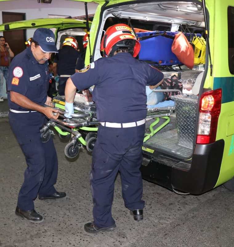 Socorristas trasladan a uno de los heridos al hospital General San Juan de Dios. (Foto: Bomberos Municipales)