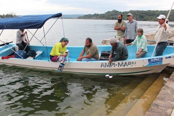 Investigadores acuáticos de universidades guatemaltecas y de Estados Unidos verifican la calidad del agua del lago  Petén Itzá, en Petén.(Foto Prensa Libre: Rigoberto Escobar)