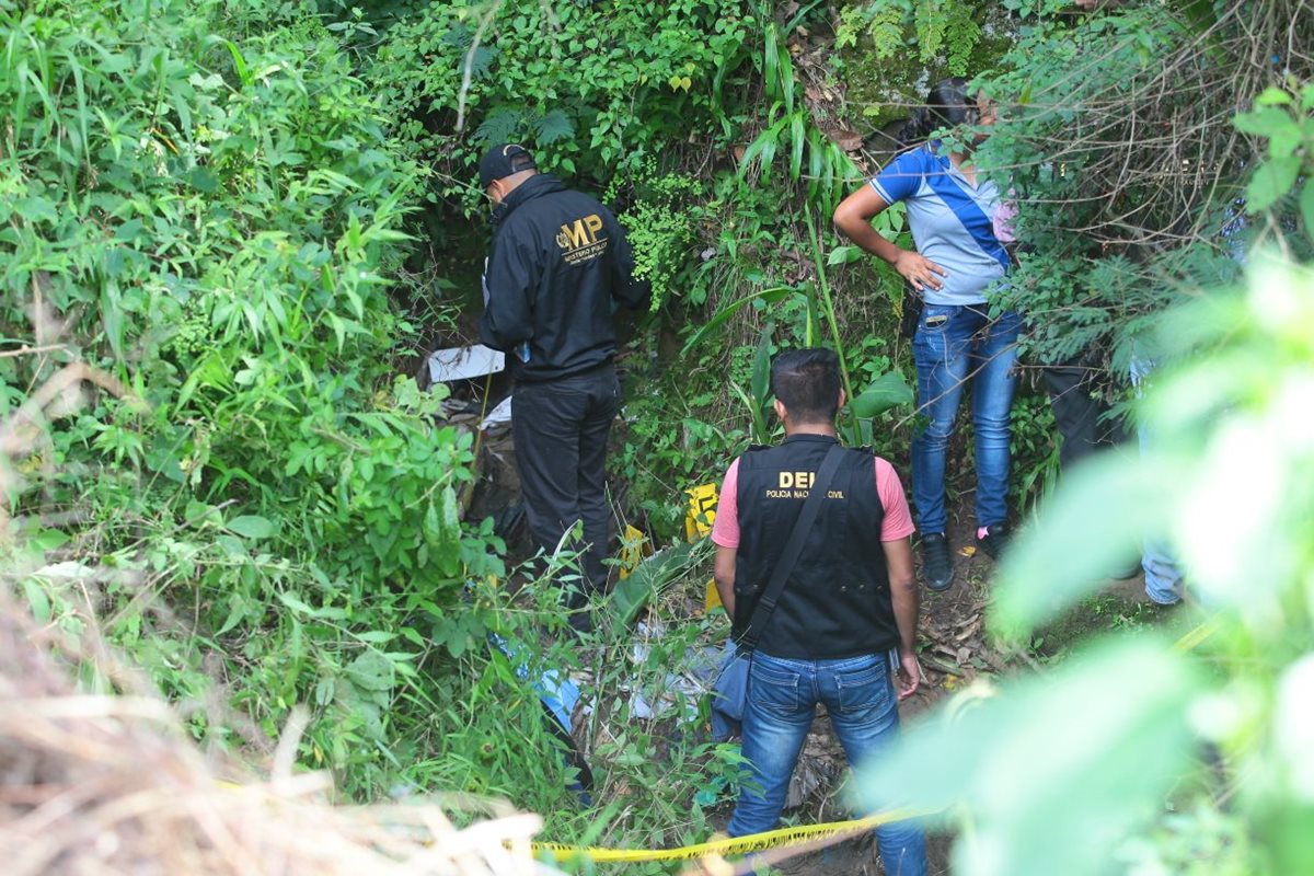 Los cuerpos fueron encontrados en una quebrada. (Foto Prensa Libre: Alvaro Interiano)