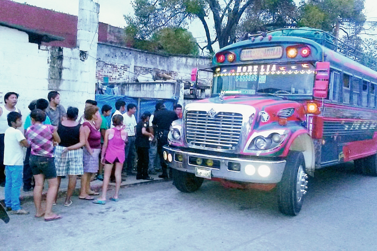 Bus de  los transportes Morelia en donde se registró el incidente armado. (Foto Prensa Libre: Carlos Paredes)