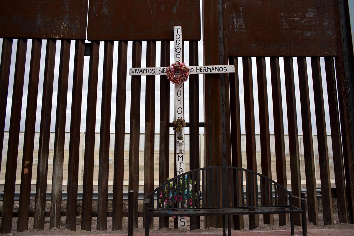 Una cruz en honor de migrantes ilegales muertos en México, cerca de la frontera con EE. UU. es vista en Agua Prieta, Sonora, México. (Foto Prensa Libre: AFP).