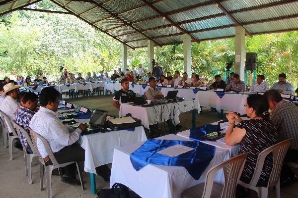 Delegados de Codede informan a vecinos de Baja Verapaz.