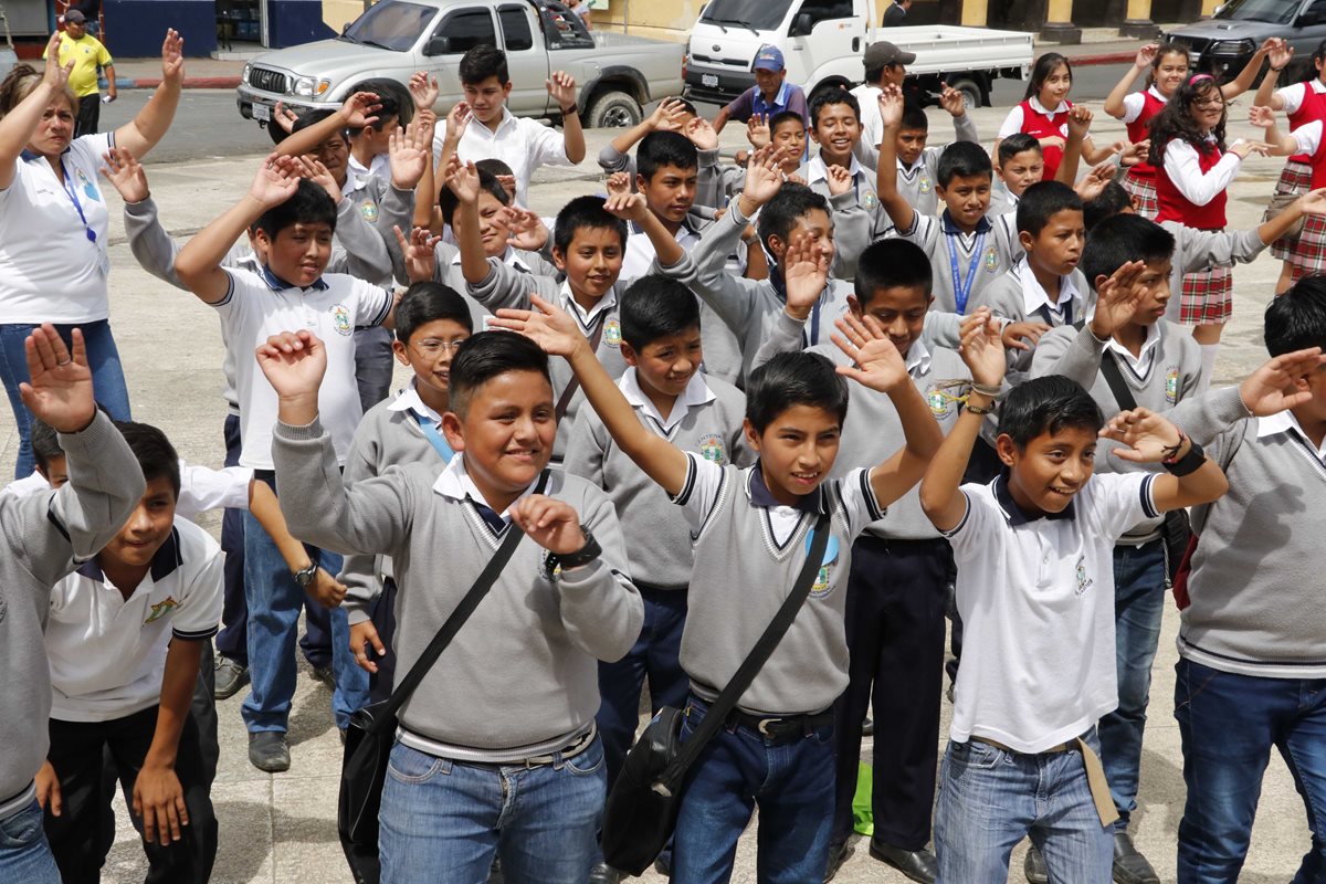 Estudiantes de varios establecimientos educativos participaron en la conmemoración del Día Mundial contra el Trabajo Infantil. (Foto Prensa Libre: Eduardo Sam Chun)