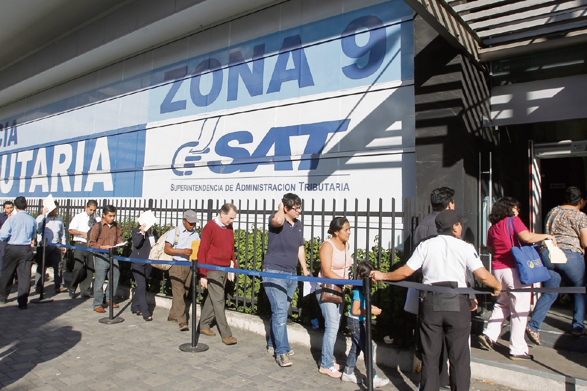 La seguridad institucional de la SAT fue readaptada ayer, luego que vencieron los contratos con compañías privadas, que prestan los servicios a la institución, el pasado lunes. (Foto Prensa Libre: Oscar Rivas)