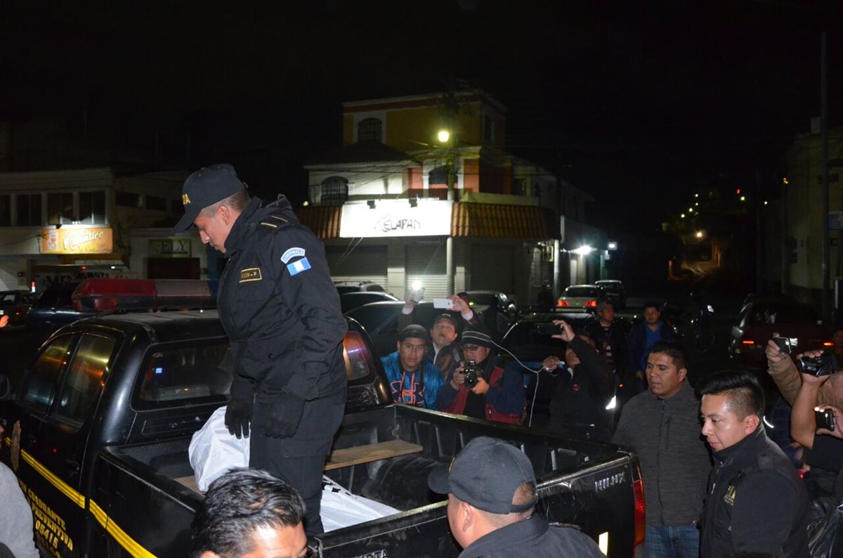 Autoridades trasladan a la morgue el cadáver de la víctima. (Foto Prensa Libre: Fred Rivera).