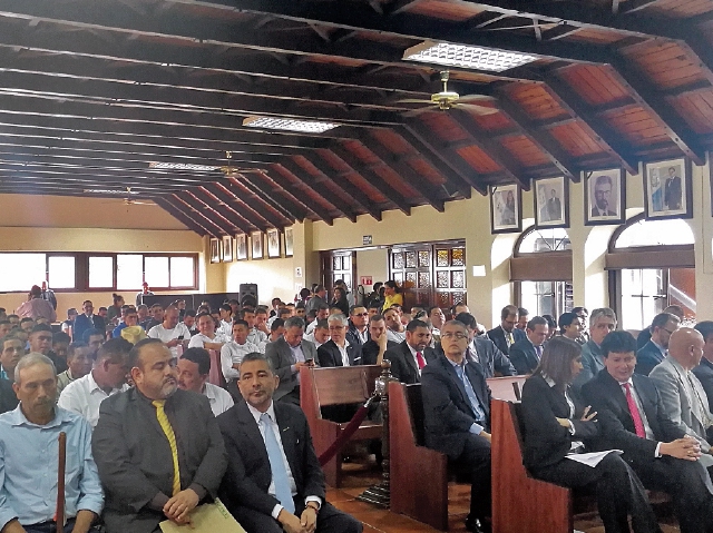 Alcaldes, vecinos, trabajadores y representantes de la mina acuden a la vista pública. (Foto Prensa Libre: Rosa Maria Bolaños)