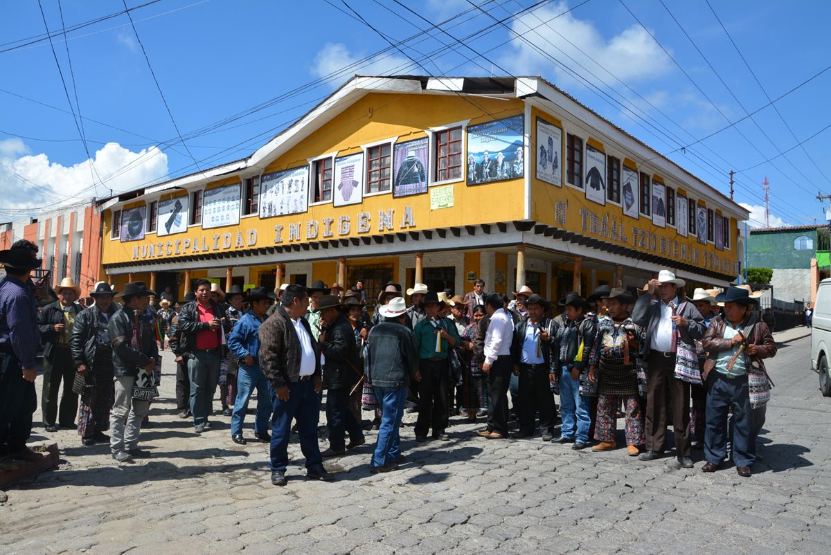 Alcaldes comunitarios, en reunión frente a la Municipalidad Indígena en Sololá. (Foto Prensa Libre: Édgar René Sáenz)