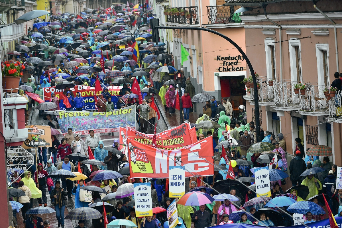Multitudinaria protesta denuncia atropellos del gobierno ecuatoriano, en Quito. (Foto Prensa Libre: AFP)