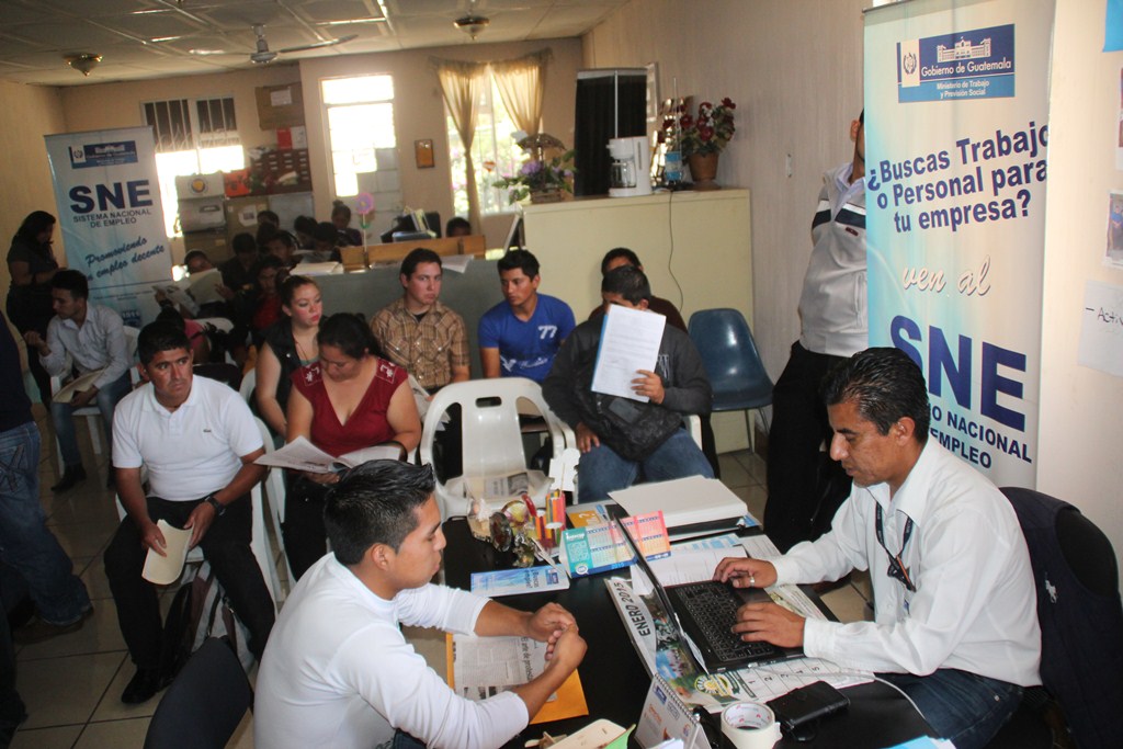 Algunas de las personas que asistieron al quiosco en busca de trabajo, en Huehuetenango. (Foto Prensa Libre: Mike Castillo)