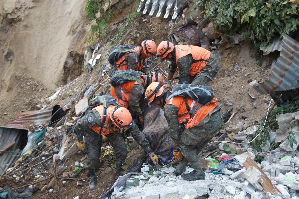 La colonia El Cambray 2 en Santa Catarina Pinula, fue soterrada casi en su totalidad por el desprendimiento de un cerro (Foto Prensa Libre: Hemeroteca PL)