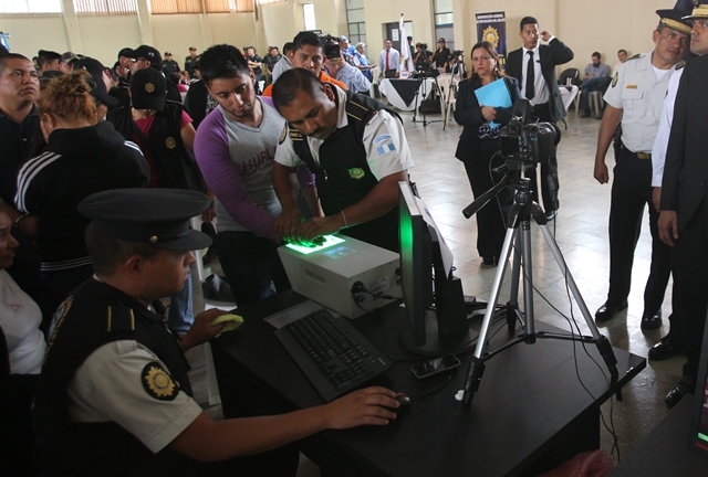 Un sistema biométrico permitió el reconocimiento de huellas dactilares de los aprehendidos. (Foto Prensa Libre: Erick Ávila)