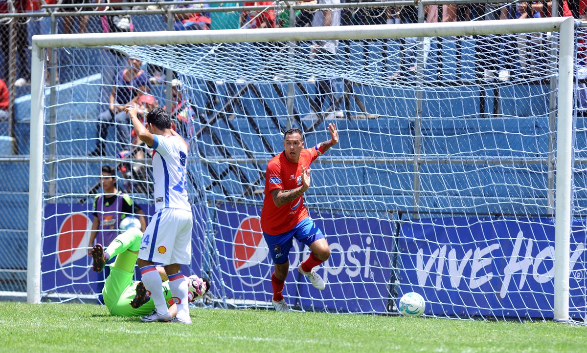 El panameño Blas Pérez anota un gol invalidado por el árbitro Armando Reyna. (Foto Prensa Libre: Francisco Sánchez)