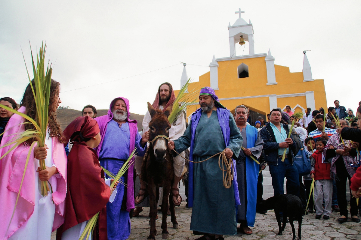 Feligreses de Huehutenango efectuaron una representación en vivo del Domingo de Ramos. (Foto Prensa Libre: Mike Castillo)