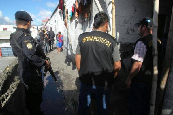 Los agentes de la policía resguardan la zona donde los capturados pretendían almacenar los costales de marihuana. (Foto Prensa Libre: Cortesía PNC).<br _mce_bogus="1"/>