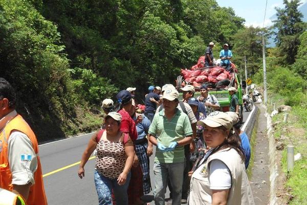 Jóvenes y estudiantes recogen basura en las cercanías del Lago de Atitlán, en jornada efectuada el año pasado.