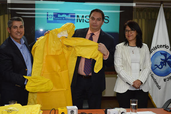 El Ministerio de Salud recibe los trajes especiales para tratar pacientes con Ébola (Foto Prensa Libre: Manuel Álvarez)<br _mce_bogus="1"/>