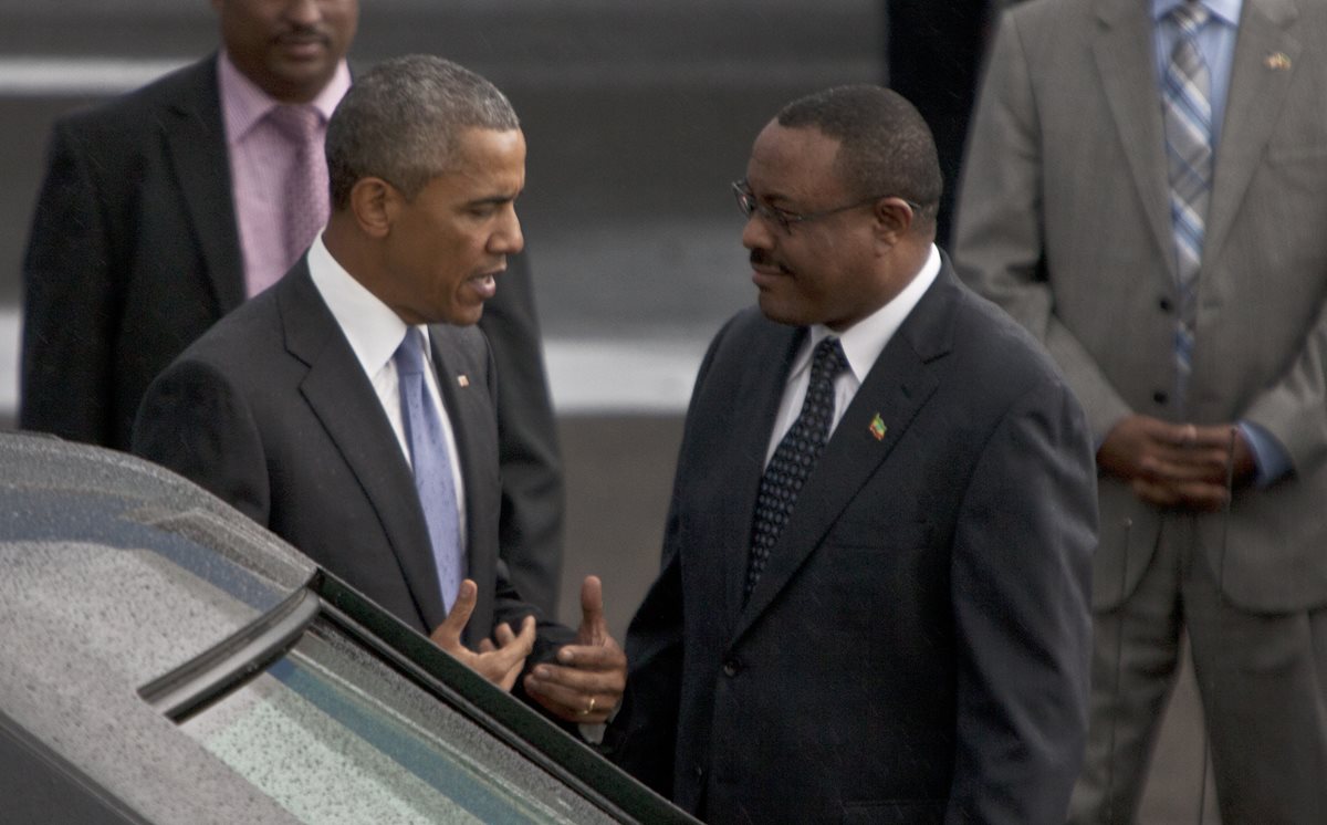 <em>Barack Obama saluda al primer ministro de Etiopía Hailemariam Desalegn a su llegada a ese país. (Foto Prensa Libre: AP).</em>