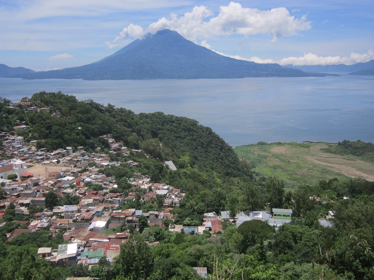 Campaña busca concienciar sobre la importancia de proteger el Lago de Atitlán.(Foto Prensa Libre: Ángel Julajuj)