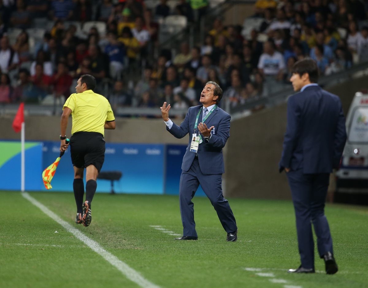 El técnico Jorge Luis Pinto entregó la lista de los hondureños para el partido del 2 de septiembre contra Canadá. (Foto Prensa Libre: AP)