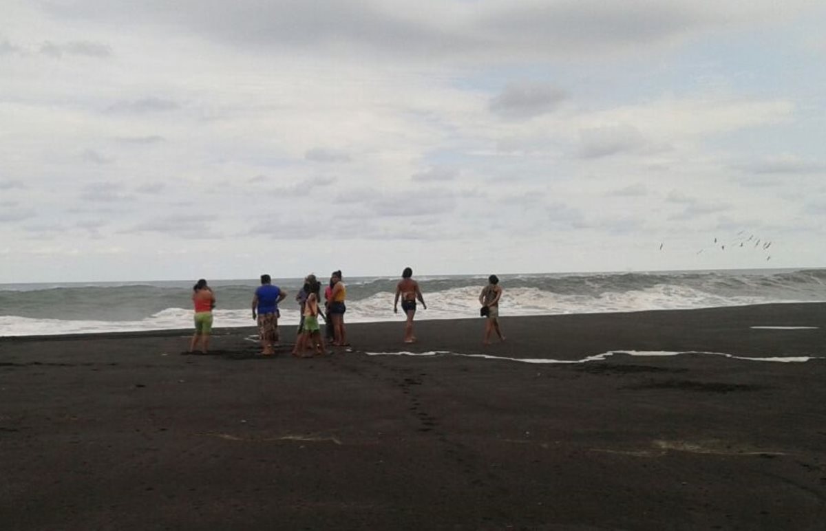 Familiares de los hermanos realizan una búsqueda superficial en el mar. (Foto Prensa Libre: Enrique Paredes)