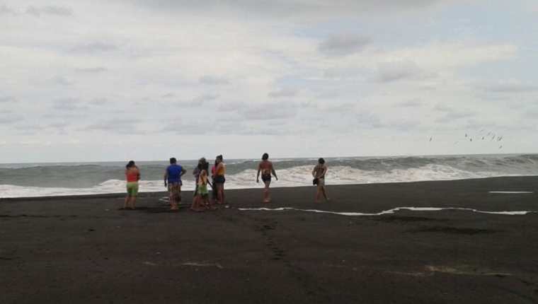 Familiares de los hermanos realizan una búsqueda superficial en el mar. (Foto Prensa Libre: Enrique Paredes)