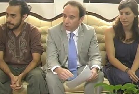 El Procurador de los Derechos Humanos (centro) junto a dos extranjeros que tenían una orden de expulsión de Guatemala. (Foto Prensa Libre)