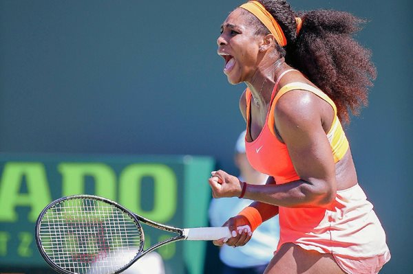 La tenista estadounidense Serena Williams celebra tras vencer a la alemana Sabine Lisicki durante el juego de los cuartos de final del Abierto de Tenis de Miami. (Foto Prensa Libre: EFE)