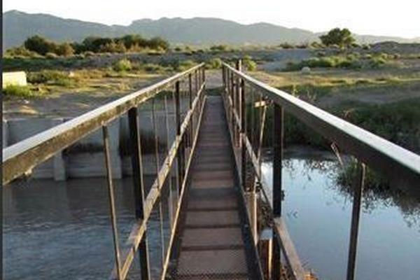 En esta fotografía del 4 de agosto del 2010 se muestra un puente peatonal sobre el río Bravo cerca de Acala, Texas, que conecta a Estados Unidos con México y que es usado con frecuencia por quienes cruzan la frontera de manera ilegal. (Foto Prensa Libre:Alicia A. Caldwell / AP)